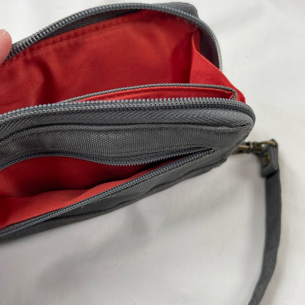 ⭐️Travelon zippered wristlet Great Condition - Picture 8 of 8